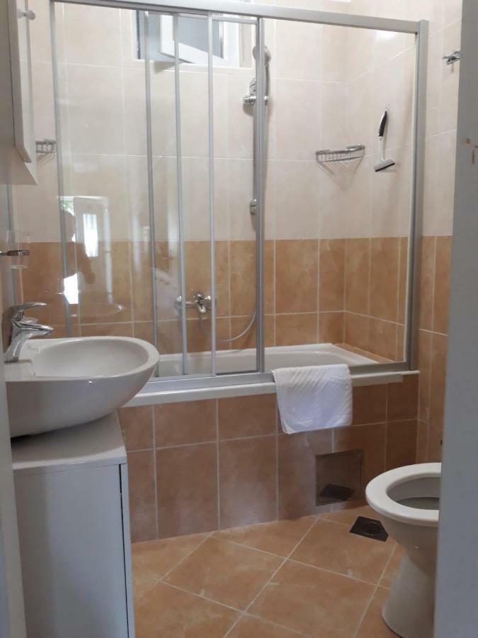 Spacious 1 Bedroom 4 Star Apartment, Mlini Bagian luar foto